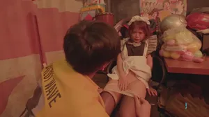 Cơn mưa to, cậu nhân viên tăng ca phải ngủ nhờ nhà cấp trên có cặp vú to