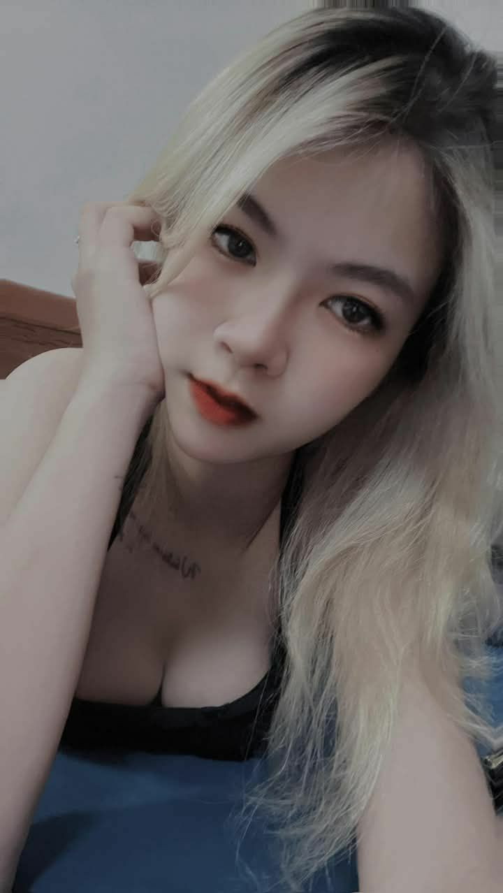 Chủ nhà liếc nhìn cô gái trẻ đầy đặn đang tắm trong phòng tắm